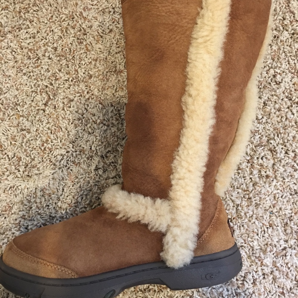 UGG Sundance II Size 8 in Chestnut